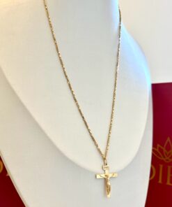 Colar com pingente crucifixo