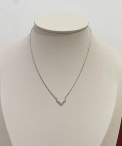 Colar formato V