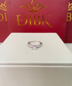 Anel solitário cravejado