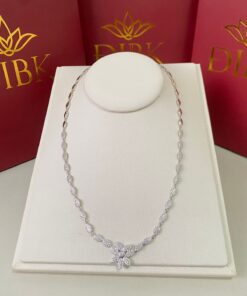 Colar flor cravejada