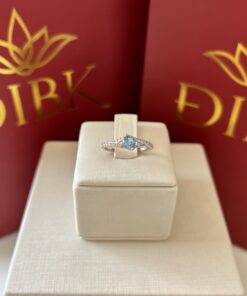 Anel design azul cravejado