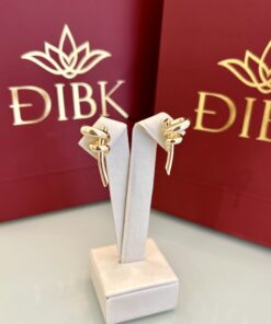 Argola com design enrolado