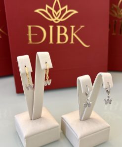 Brinco de argola com letra W