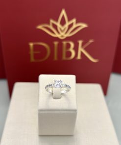 Anel solitário quadrado cravejado