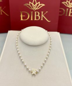 Choker pérolas com pingente borboleta