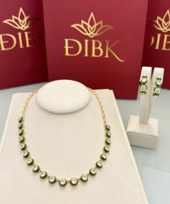 Conjunto esmaltado com cristais