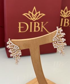 Brinco earcuff longo cravejado