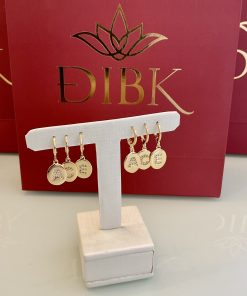 Argola pingente letra