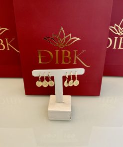 Argola pingente letra