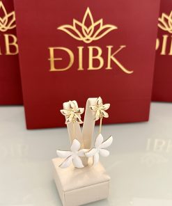Brinco flor lisa e esmaltada