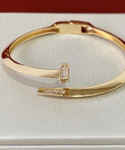Bracelete prego ponta triangular