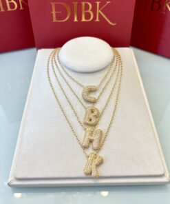 Colares letras cravejadas