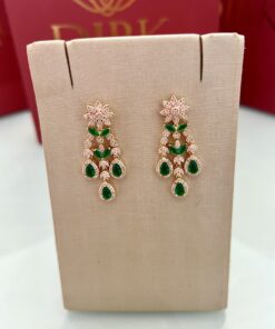 Brinco flor/gota esmeralda