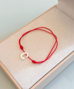 Pulseira letra C fio vermelho