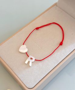 Pulseira letra R/coração fio vermelho