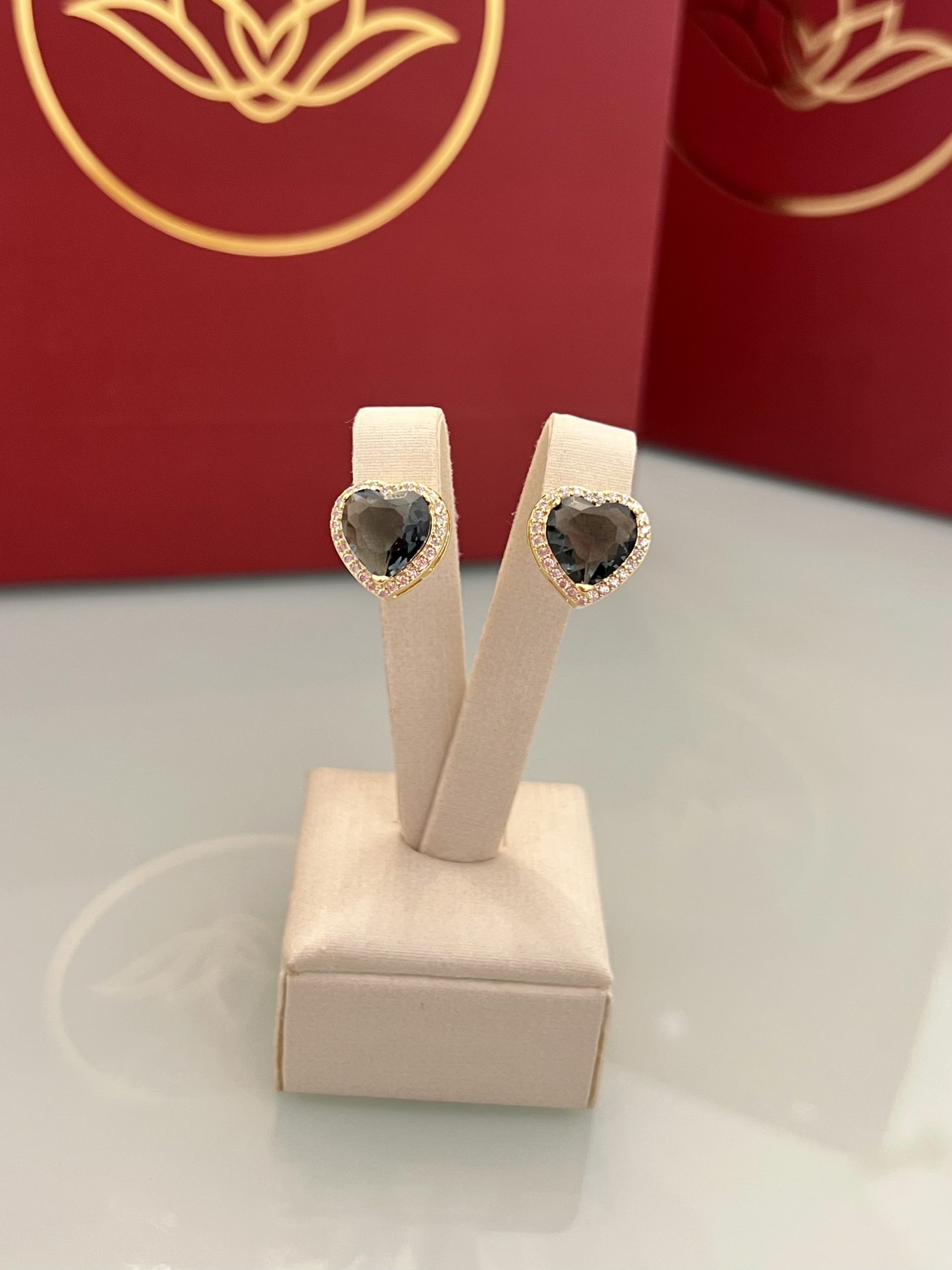 Brinco coração negro cravejado