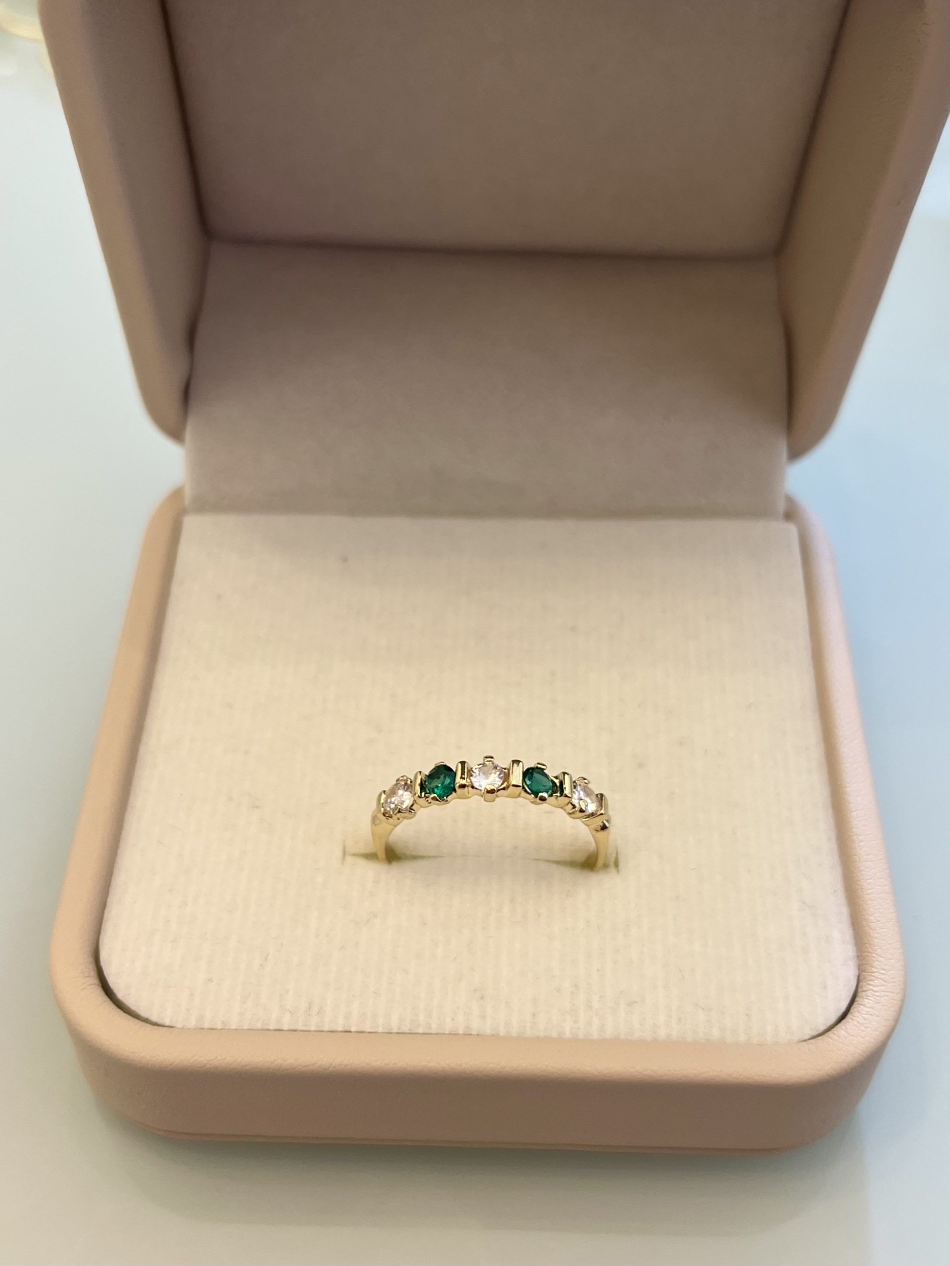 Anel cravejado em cristal/esmeralda