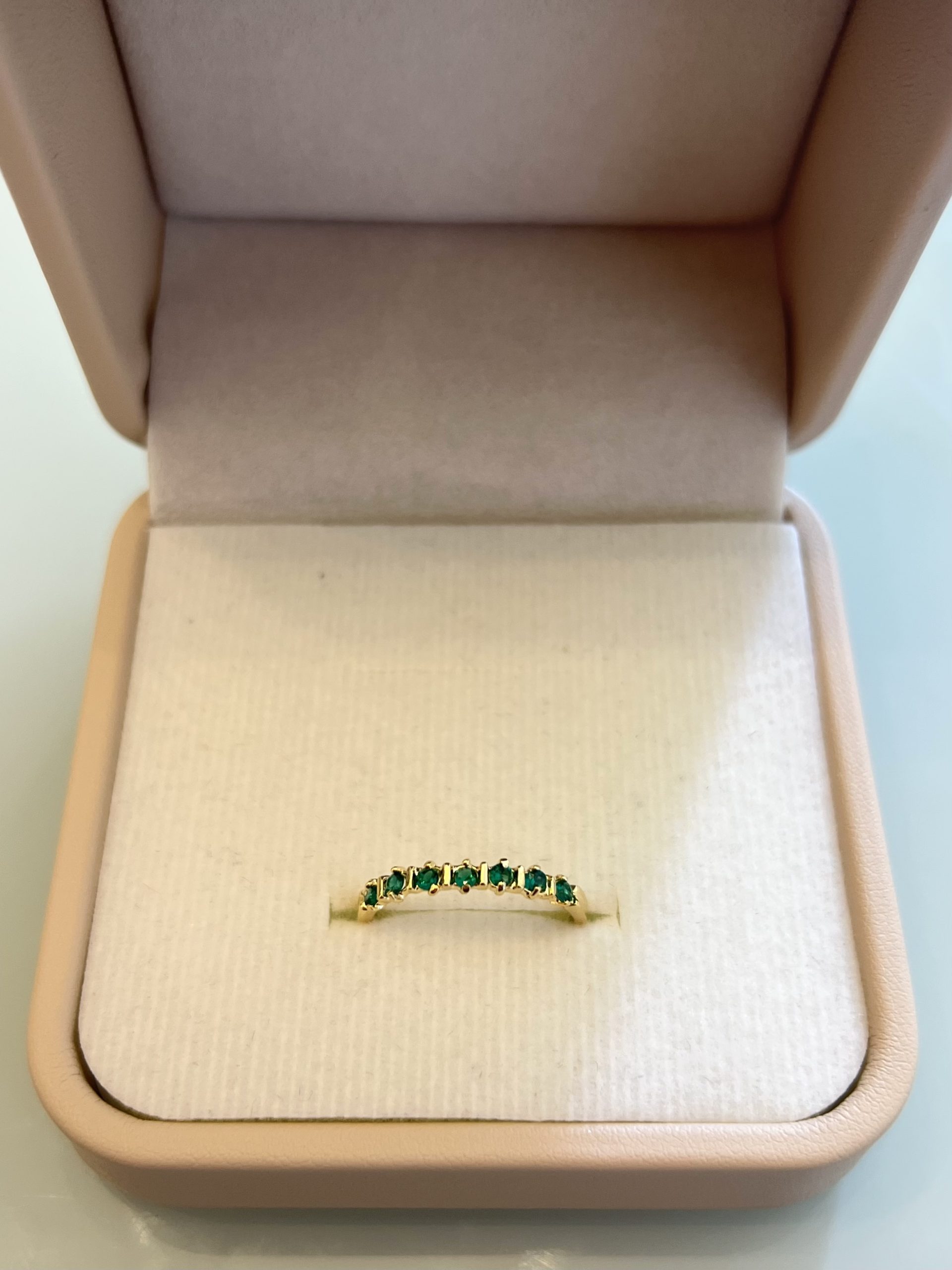 Anel meia aliança esmeralda