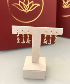 Brinco argola letra cravejada