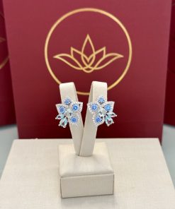 Brinco flor cravejada azul