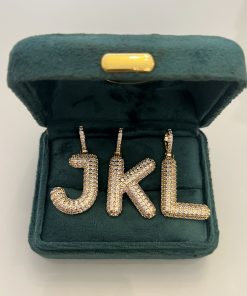 Pingentes letras cravejadas