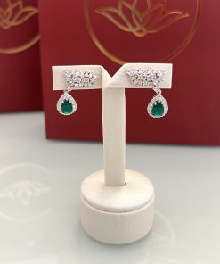 Brinco earcuff gota esmeralda cravejada