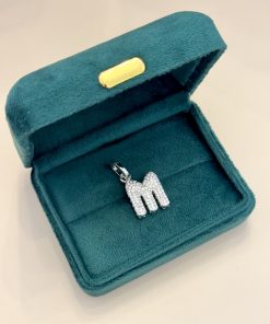 Pingente com fecho letra M