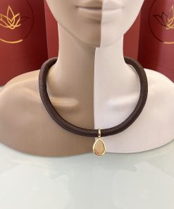 Colar marrom com pingente gota citrino