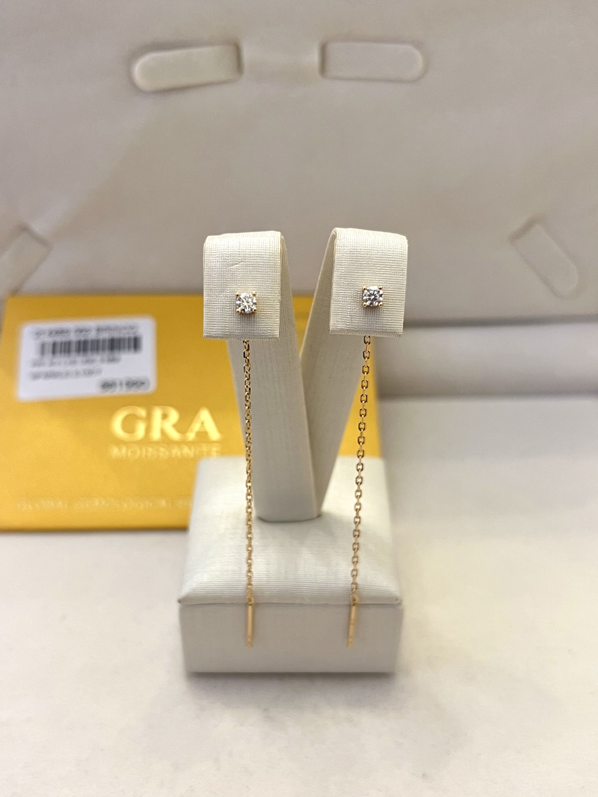 Brinco moissanite 3mm fio dourado