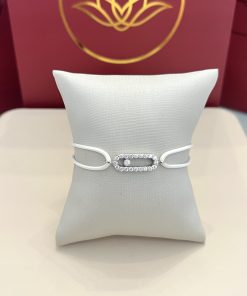 Pulseira fio branco com pingente cravejado