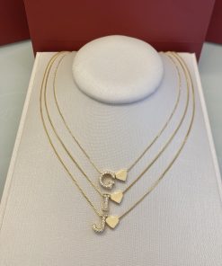 Colar letra cravejada com coração
