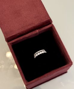Piercing fake duplo cravejado